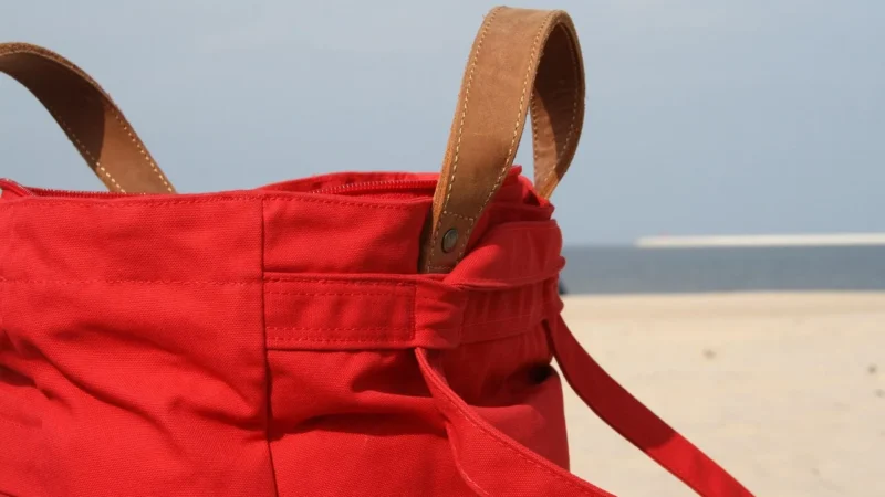 Le Comptoir de la Plage Torba plażowa „Aravola” w kolorze czerwonym – 30 x 56 x 23 cm