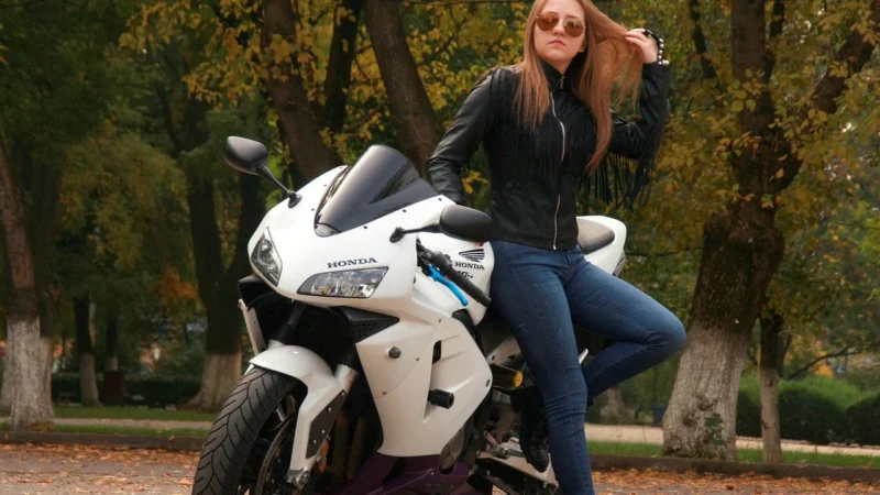 Listonoszka skórzana metalizowana – Srebrna