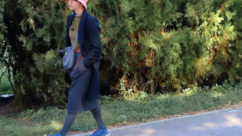 Monnari elegancka portmonetka zgrabny lakierowany portfel damski na zamek – czarny
