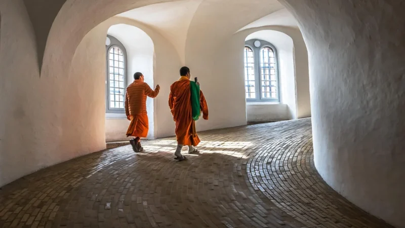 Okrągła listonoszka torebka damska z kwiatami frędzle nubuk – szary